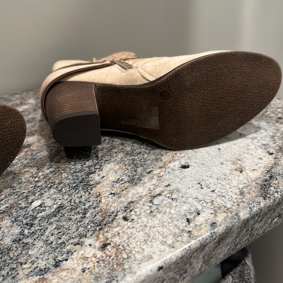 Pierre Dumas SZ 8 1/2. Booties. Cream distressed color - Picture 4 of 8